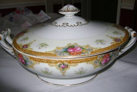 Roselane Round Covered Vegetable
