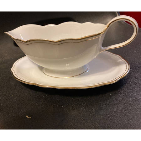Feston Gravy Boat with Attached Underplate