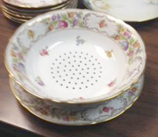 Dresdner Art (Smooth) Large Pierced Berry Bowl