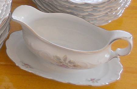 SCH104 Gravy Boat with Attached Underplate