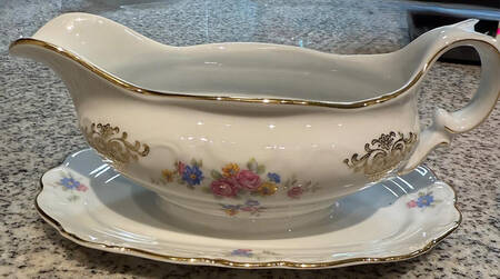 SCH38 Gravy Boat with Attached Underplate