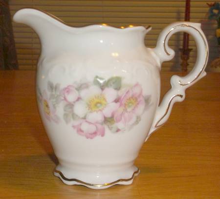 Wild Rose Scalloped (Coupe) Creamer