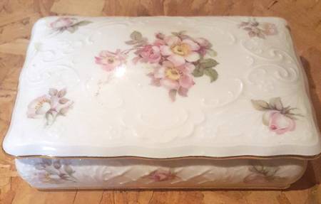Wild Rose Scalloped (Coupe) Rectangular Box with Lid