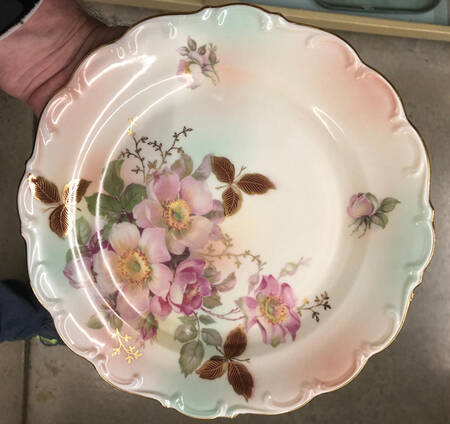 Wild Rose (Scallop, Rim, Embossed) Luncheon Plate