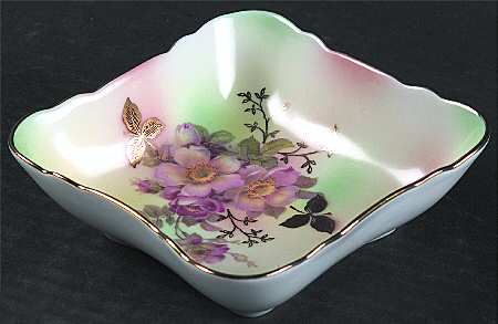 Wild Rose (Scallop, Rim, Embossed) Bon Bon