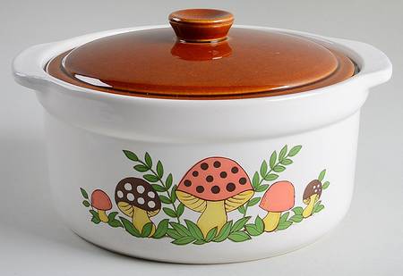 Merry Mushroom 2.25 Qt Round Covered Casserole