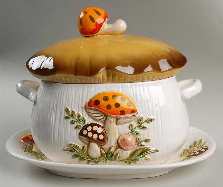 Merry Mushroom Tureen & Lid w/Underplate