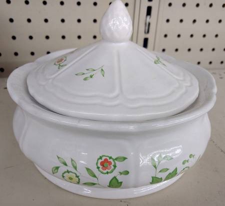 Petit Flora Round Covered Vegetable