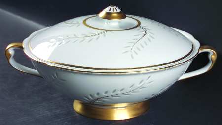 Pearl Rice (Scalloped Edge) Round Covered Vegetable