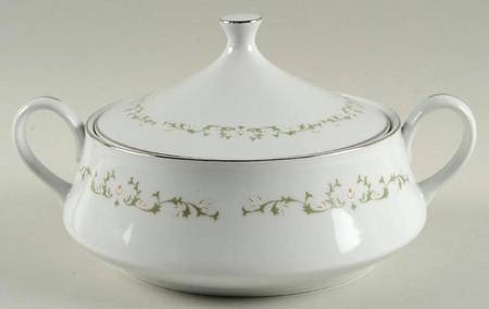 Elegance Round Covered Vegetable
