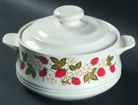 Strawberries N' Cream 2 Qt Round Covered Casserole