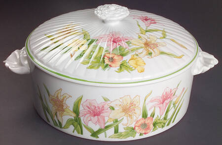 Jade Lily 2.5 Qt Round Covered Casserole
