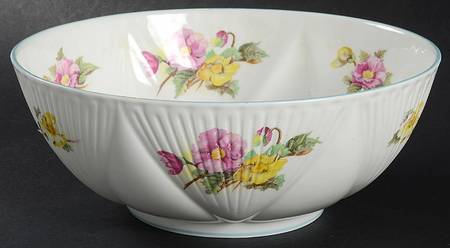 Begonia (Dainty Shape) 9" Salad Serving Bowl