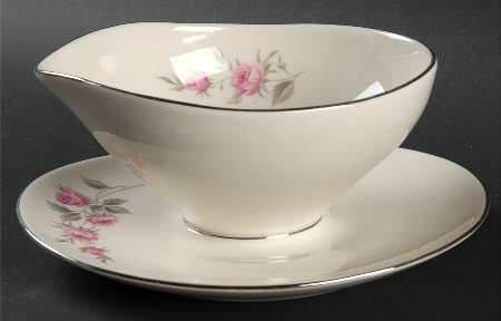 Amourette Gravy Boat with Attached Underplate
