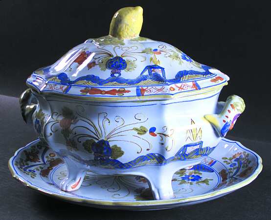 Carnation Tureen & Lid w/Underplate