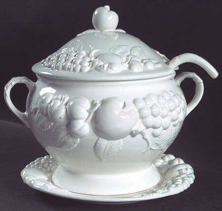 SIG7 Tureen & Lid w/Ladle & Underplate