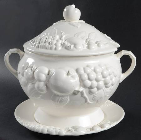 SIG7 Tureen & Lid w/Underplate