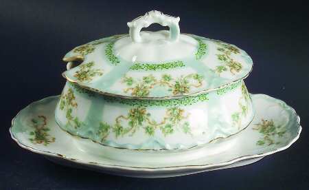 OHM176 Gravy Boat w/Attached Underplate & Lid