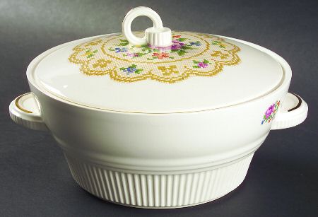 Doily Petit Point (No Verge) Round Covered Vegetable