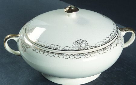Trianon Round Covered Vegetable