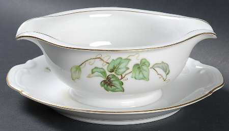 Moss Ivy Gravy Boat with Attached Underplate