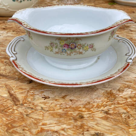 SON26 Gravy Boat with Attached Underplate