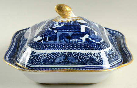 Queen Charlotte (Scalloped, Gold Trim) Square Covered Vegetable