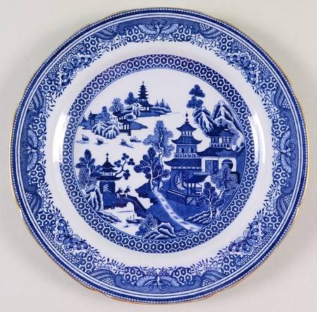 Queen Charlotte (Scalloped, Gold Trim) Luncheon Plate