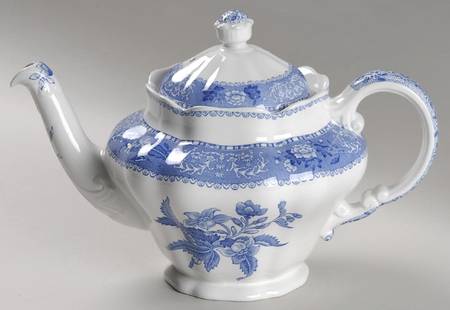 Camilla Blue (Earthenware, Scalloped) Teapot & Lid
