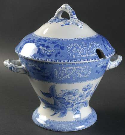 Camilla Blue (Earthenware, Scalloped) Canterbury Set, Center Only with Lid