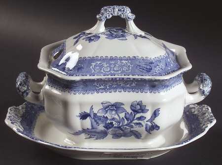 Camilla Blue (Earthenware, Scalloped) Sauce Boat & Lid with Underplate