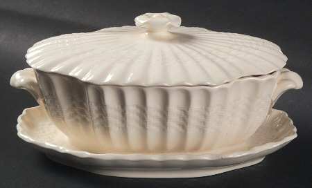 Chelsea Wicker Sauce Boat with Attached Underplate & Lid