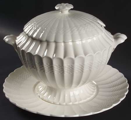Chelsea Wicker Tureen & Lid w/Underplate