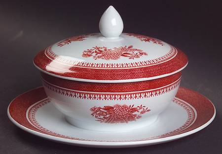 Fitzhugh Red Sauce Boat with Attached Underplate & Lid