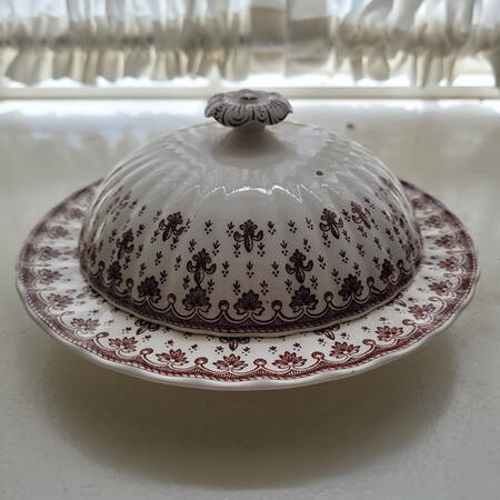 Fleur de Lys Brown (Earthenware, No Trim) Round Covered Butter