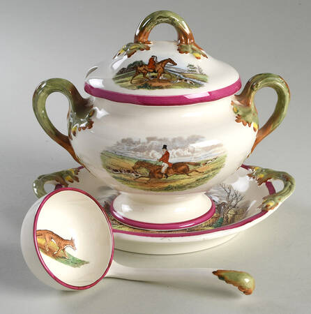 Herring Hunt The Hunt Red Sauce Boat & Lid & Underplate & Ladle