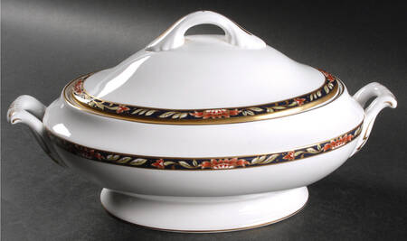 Lauriston Oval Covered Vegetable