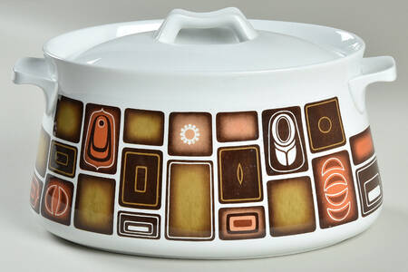 Pacifico 2.5 Quart Oval Covered Casserole by Spode