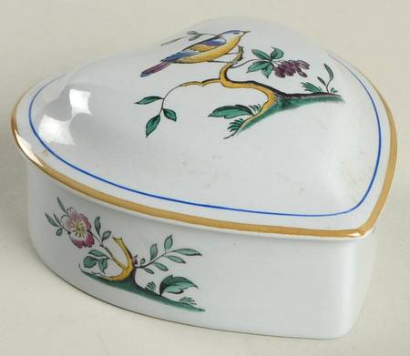 Queen's Bird (Y4973, Blue Gray Body) Heart Shape Box & Lid
