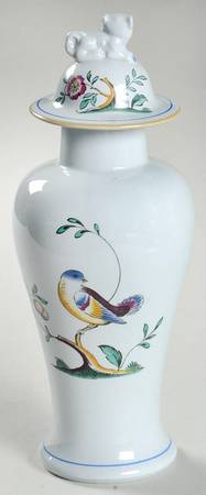 Queen's Bird (Y4973, Blue Gray Body) Dog Top Covered Vase