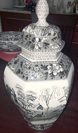 Tower Black Hexagonal Vase with Lid