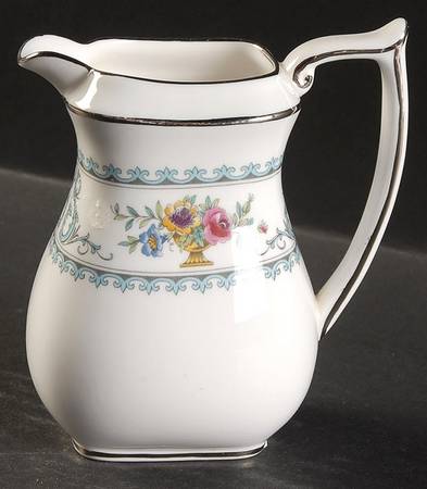 Versailles Creamer