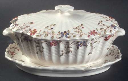 Wicker Dale Gravy Boat & Lid w/Underplate