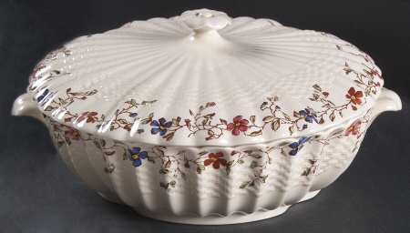 Wicker Dale Round Covered Vegetable