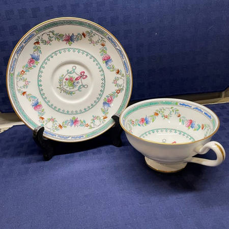 Y5192 Footed Cup & Saucer Set