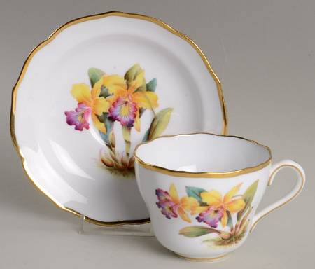Y5552 (Scalloped) Footed Cup & Saucer Set