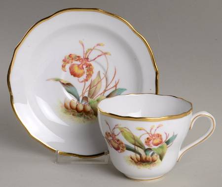Y5552 (Scalloped) Footed Cup & Saucer Set