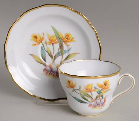 Y5552 (Scalloped) Footed Cup & Saucer Set