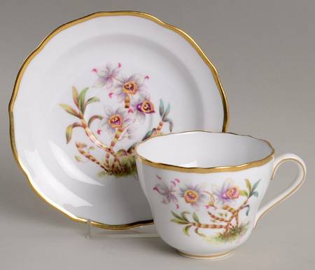 Y5552 (Scalloped) Footed Cup & Saucer Set