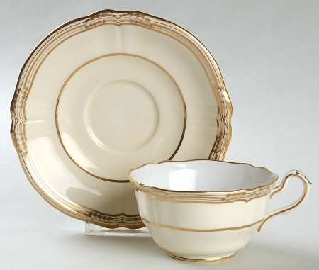 Y816 Footed Cup & Saucer Set